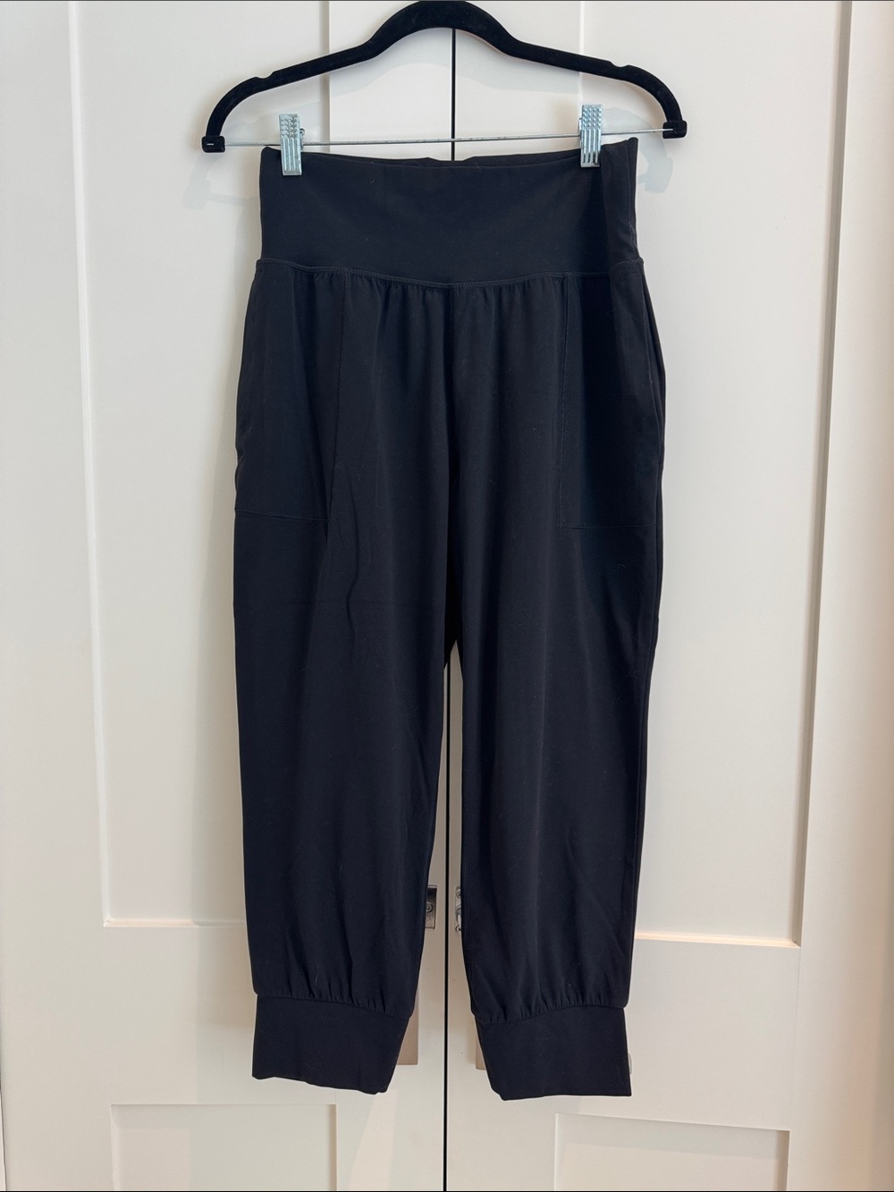 Athleta Black Salutation Cropped Joggers